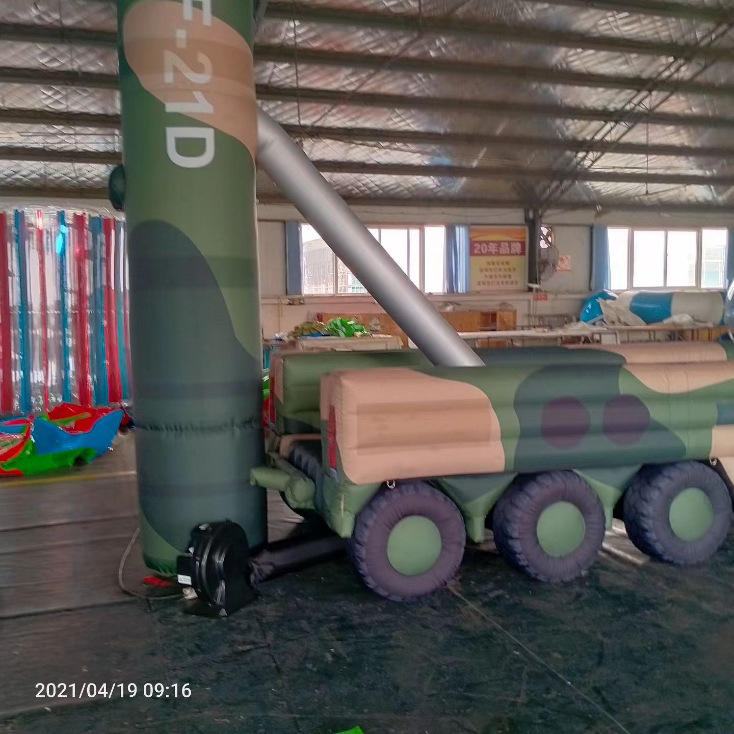 资兴军事演习中的充气目标车辆：模拟发射车雷达车坦克飞机